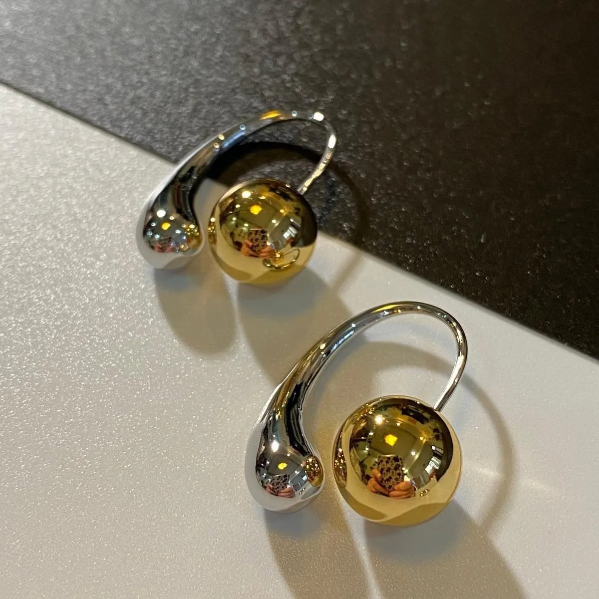 Drop it | Two Toned Hoop Earrings